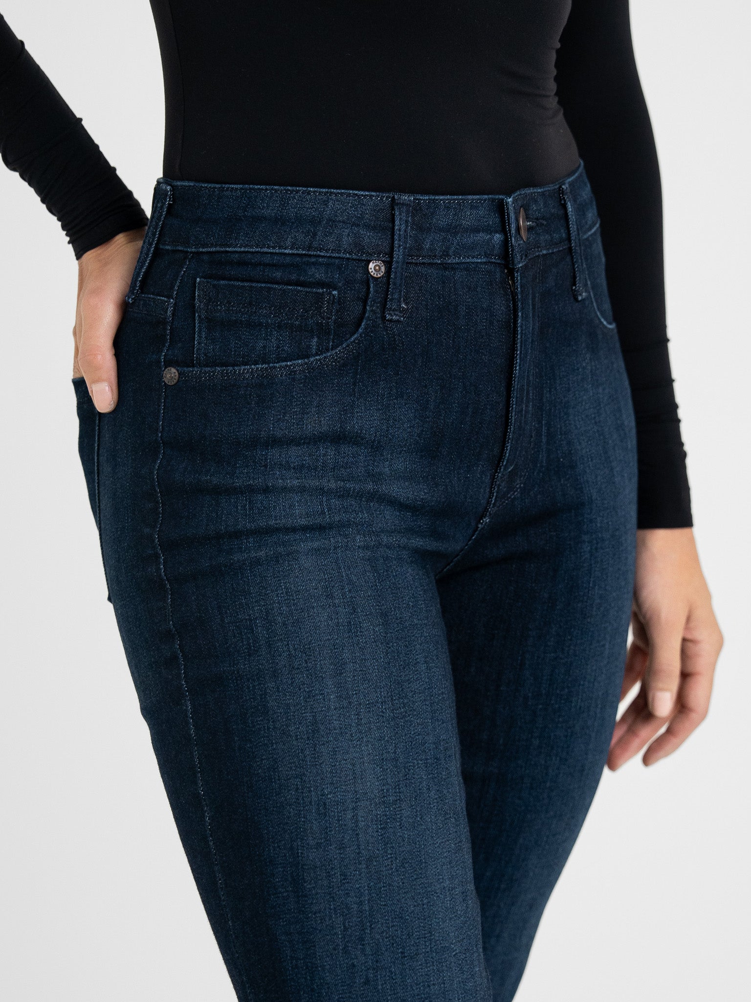 Bombshell Runaround Sue Dark Shale